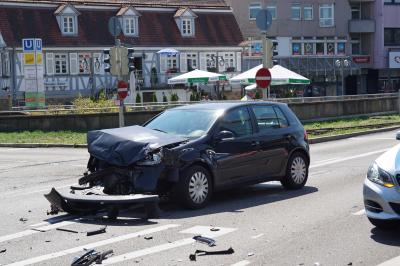 PKW rammt Rettungswagen aus dem Kreis Esslingen in Stuttgat-Degerloch